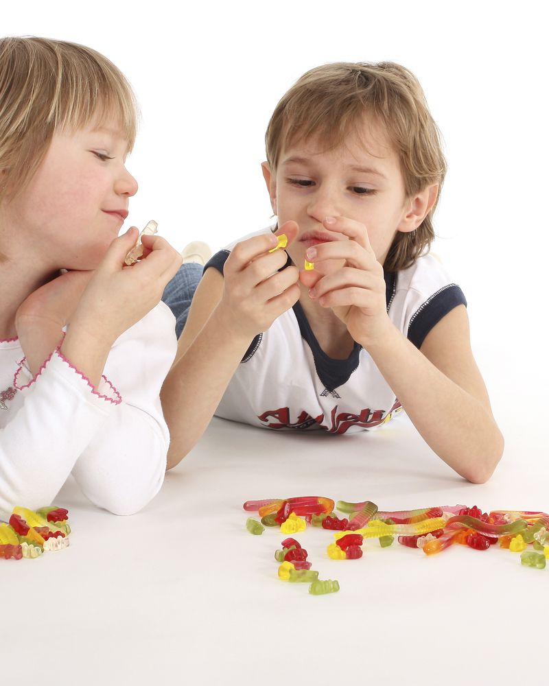 Bambini che mangiano caramelle gommose