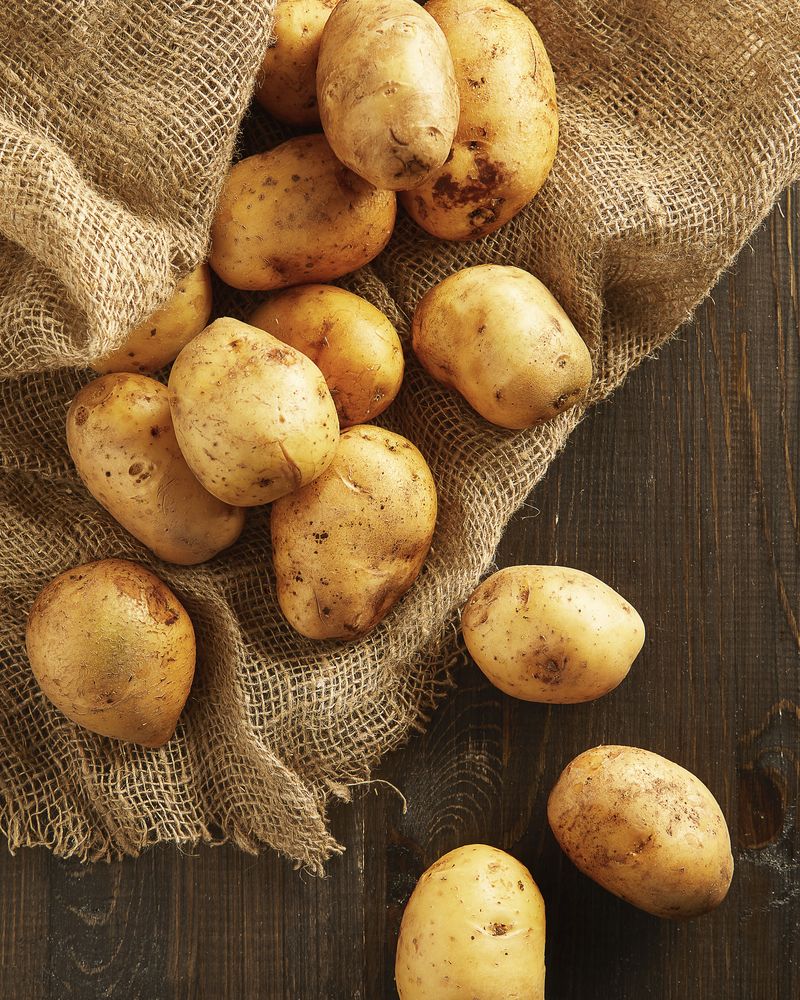 Patate su un sacco di juta