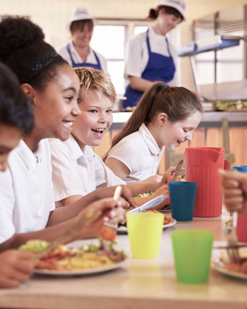 Bambini a pranzo nella mensa scolastica